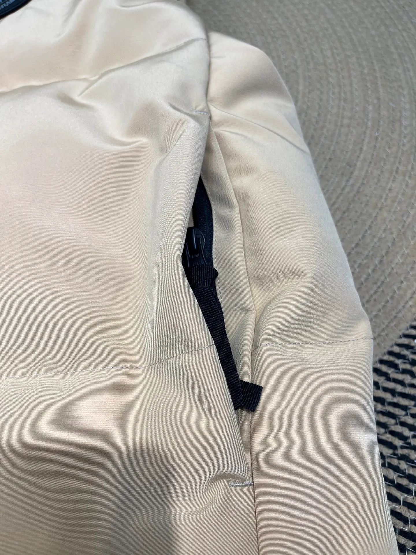 P660 Canadian Grandview black label women's short vest.  Constructed from Arctic Tech recycled fabric®, it features a cinchable hem for sleek styling and storage. Color: Polaris white, black, beige, soft light pink.  Size: s-xl